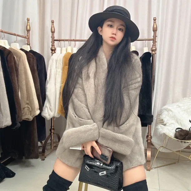 YJWF2024年冬季新款进口天鹅绒水貂时尚V领款挽袖设计中长款外套