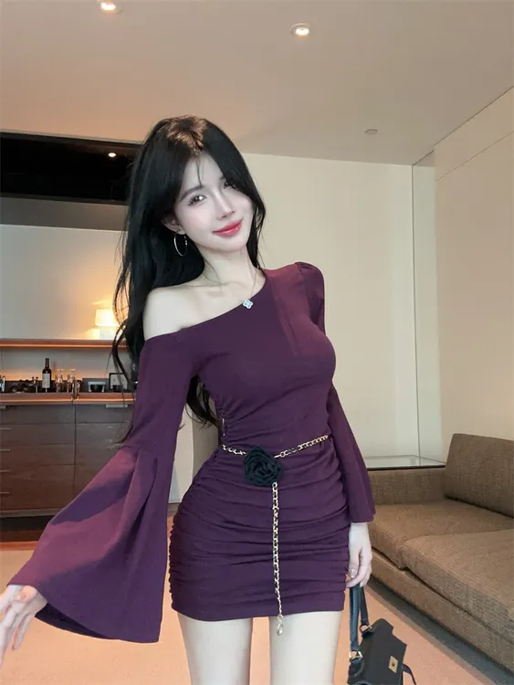 收腰显瘦斜肩长袖连衣裙女装秋季收腰紧身显身材气质褶皱包臀短裙