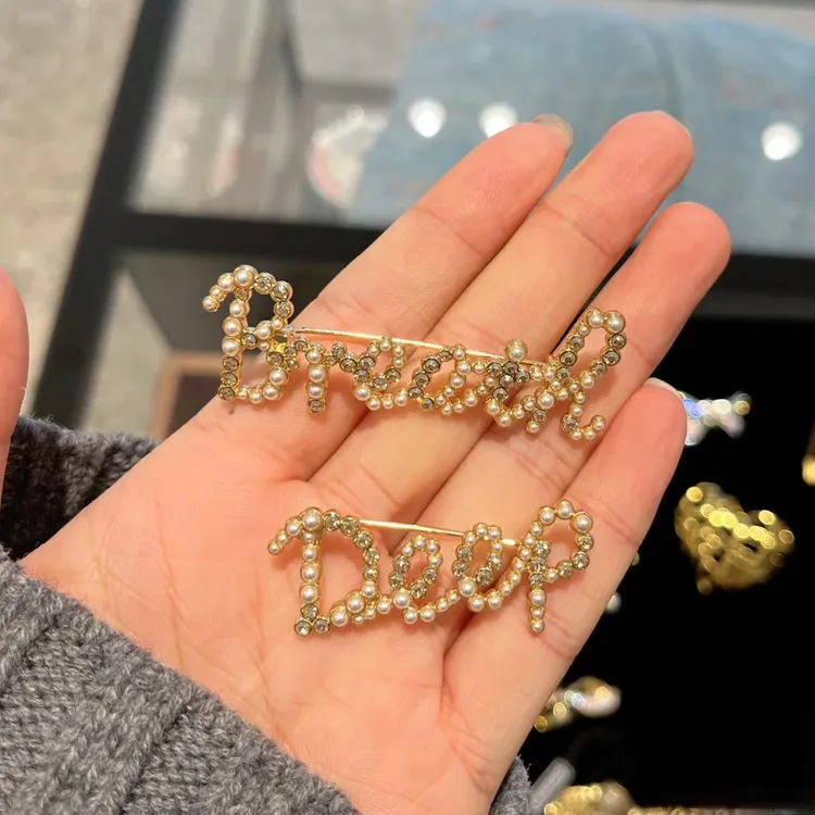 铜合金胸针 【商场同款】2026新款深呼吸英文字母胸针花高级配饰品