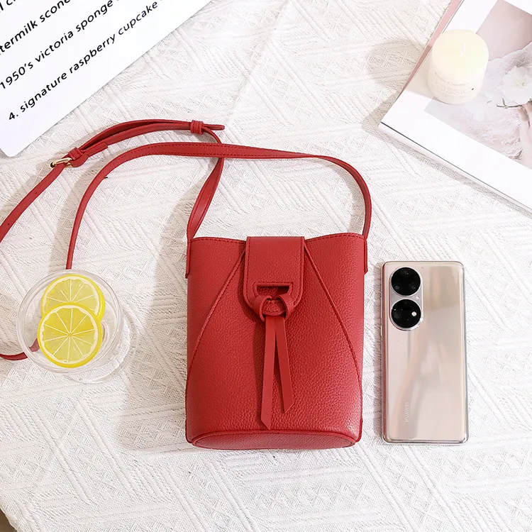 韩版软皮手机包女斜挎红色百搭洋气竖款小包包散步放手机的小挎包