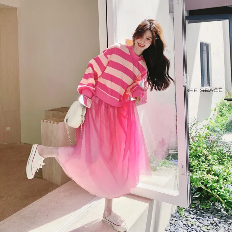 条纹渐变卫衣裙女2024早秋新款韩系氛围感穿搭冰莓粉超好看连衣裙