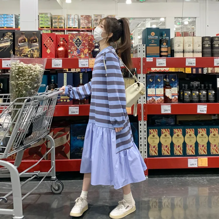 蓝条纹拼接卫衣裙2024女秋新款别致独特超好看慵懒学院风连衣裙潮