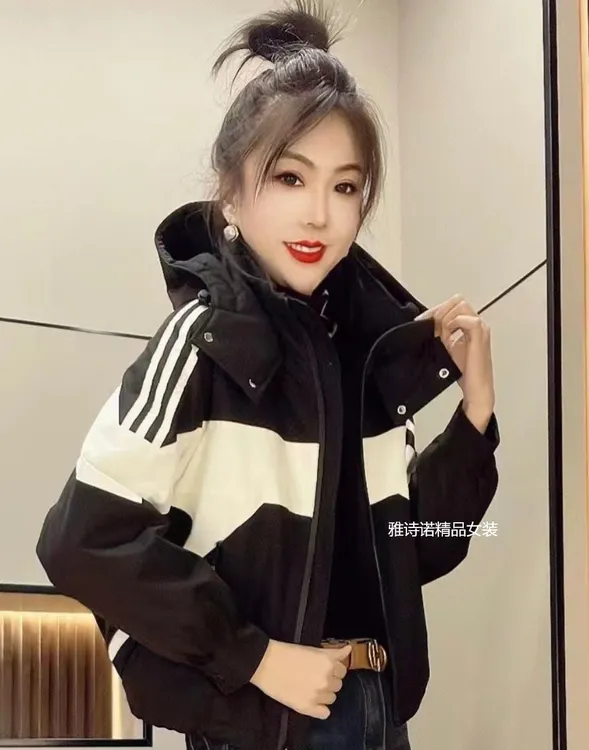 2025年春季新款三条杠拼接短外套女韩版宽松短款小个子上衣冲锋衣