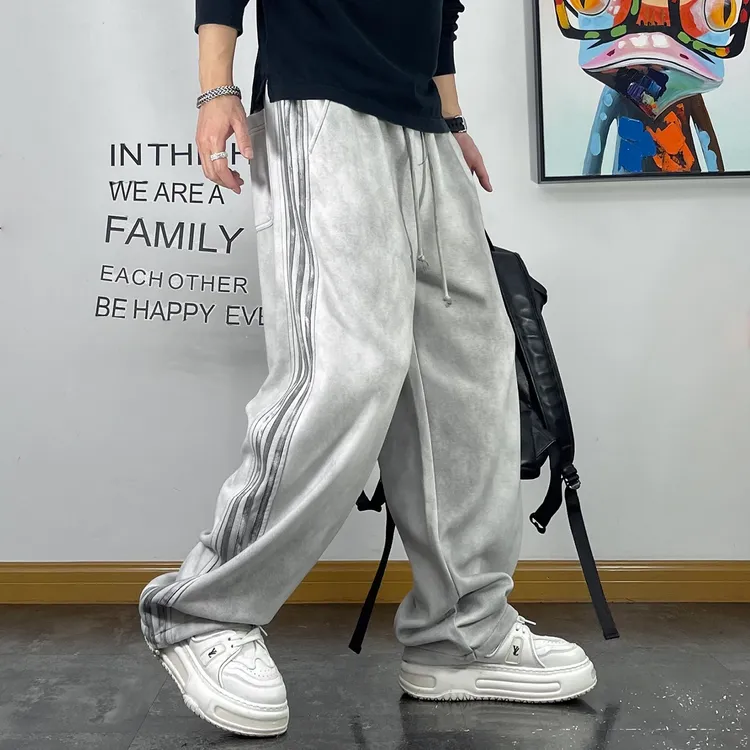 美式休闲宽松垂感直筒裤男青年运动三条杠拼接做旧脏脏灰卫裤夏款