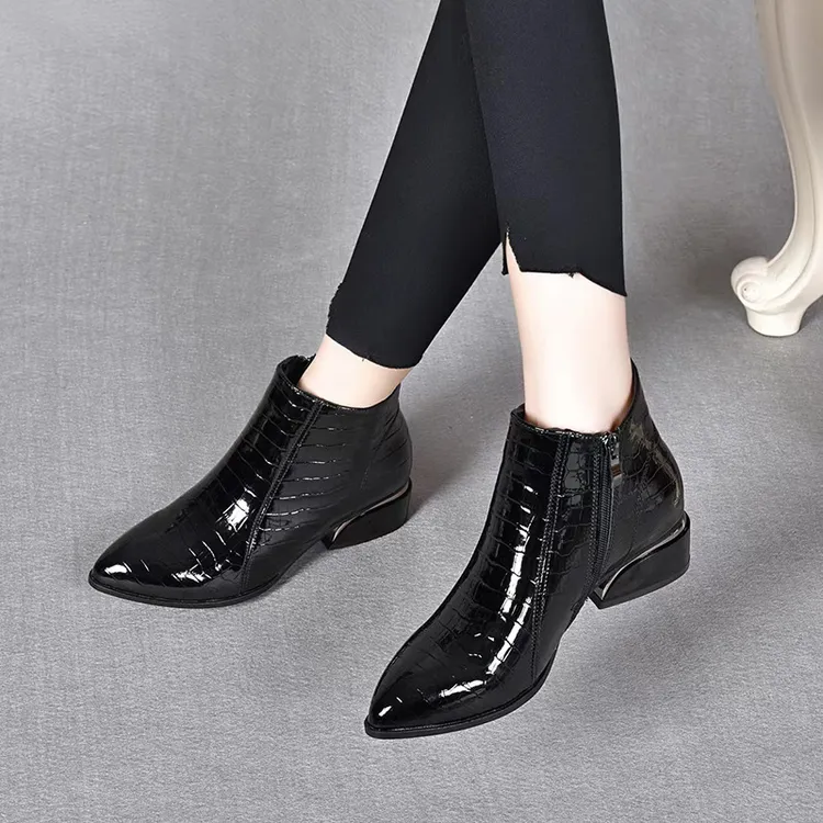 2025新款漆皮小短靴平底尖头春秋单靴软底冬季加绒及踝靴低跟女鞋