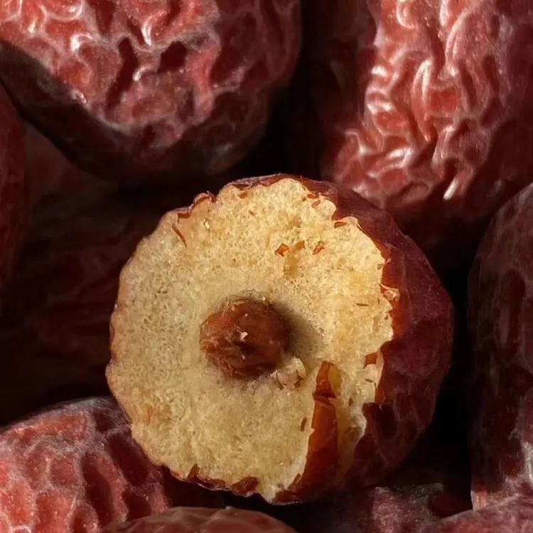 新鲜的和田灰枣买二斤送一斤