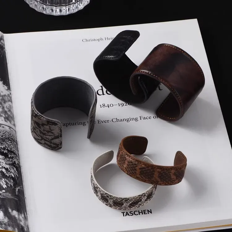 非金属皮质手镯 极简宽版开口手镯女轻奢小众设计高级感复古手饰