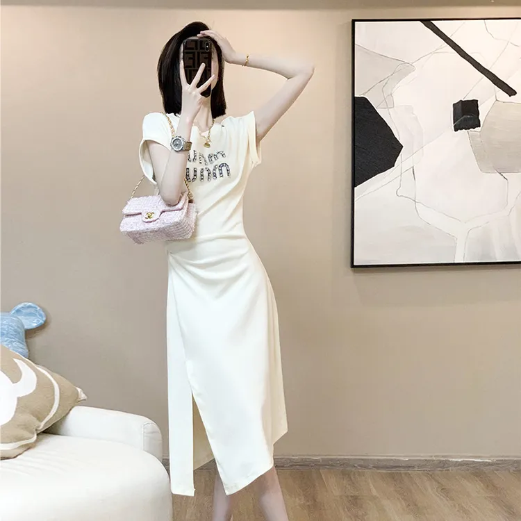 潮牌欧货夏新款高级感字母镶钻显瘦连衣裙女圆领收腰开叉T恤裙子