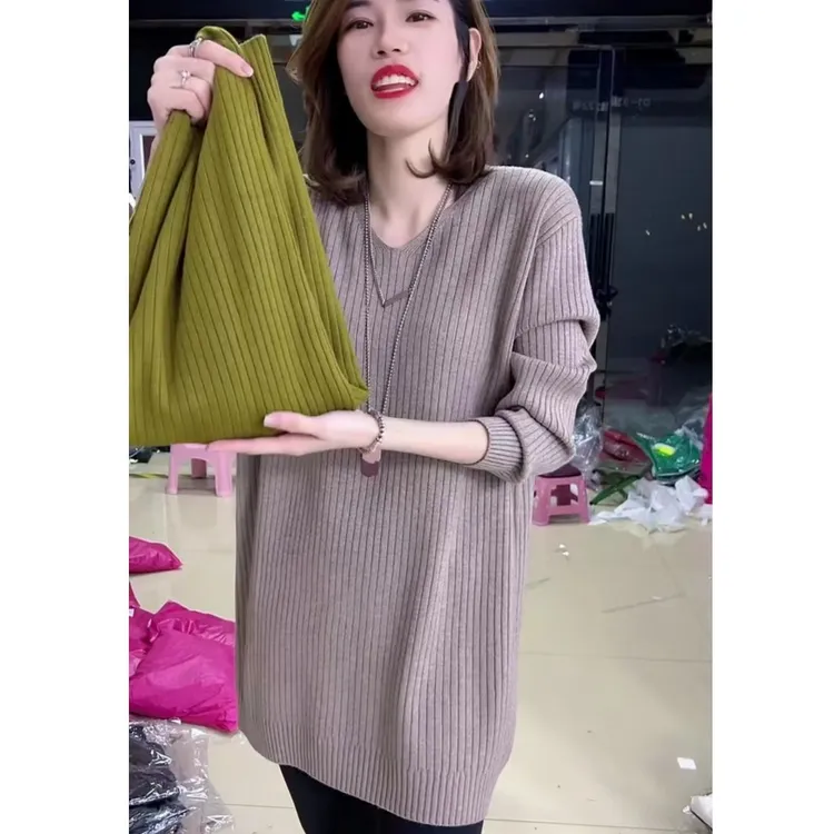 V领中长款遮屁股毛衣女内搭秋冬宽松洋气竖条大码长款针织打底衫