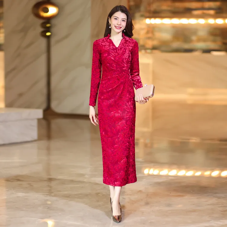红色金丝绒提花连衣裙女秋款2025新款高级感气质显瘦收腰长款裙子