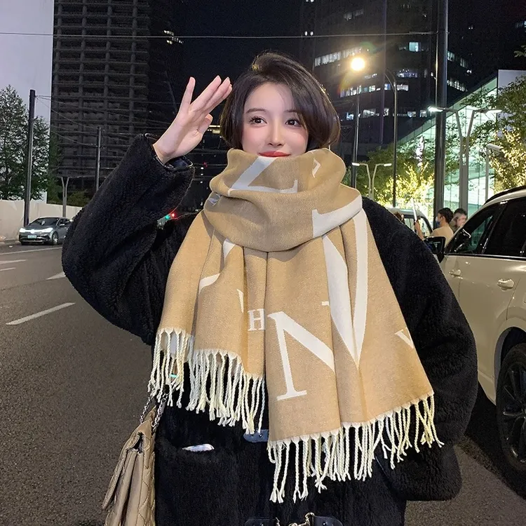 时尚围巾女款爆款2025新款冬季搭配大衣高级感送女友围脖披肩礼物