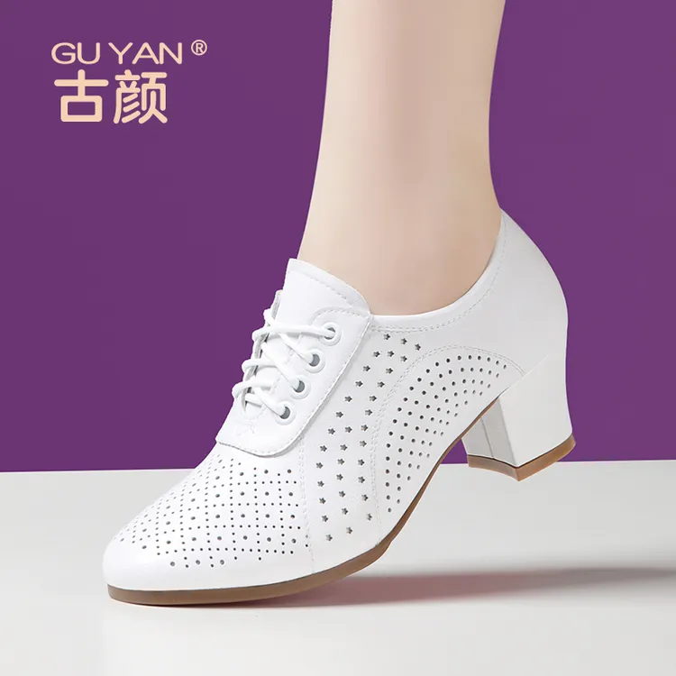 白色真皮舞蹈鞋女中跟室内外软底广场舞交谊摩登教师训练拉丁舞鞋