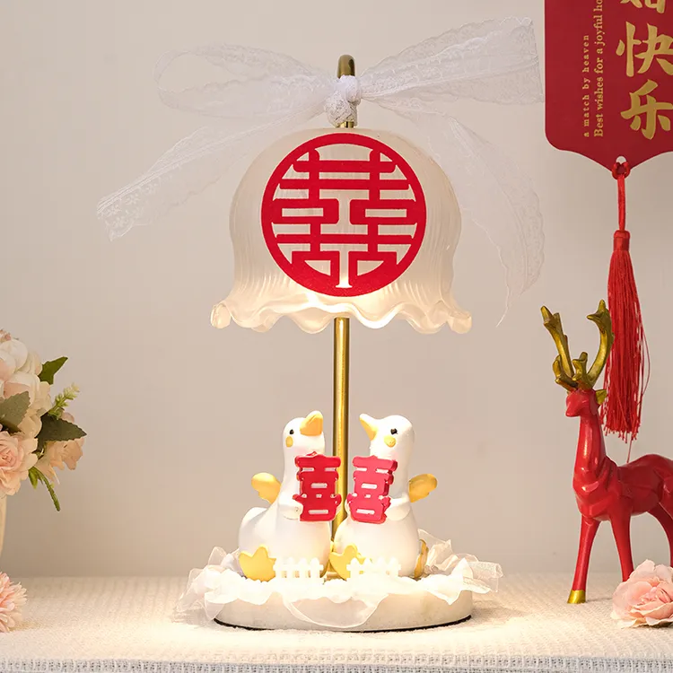 结婚台灯婚房卧室床头灯新娘陪嫁喜灯可爱订婚礼物送新人长明灯