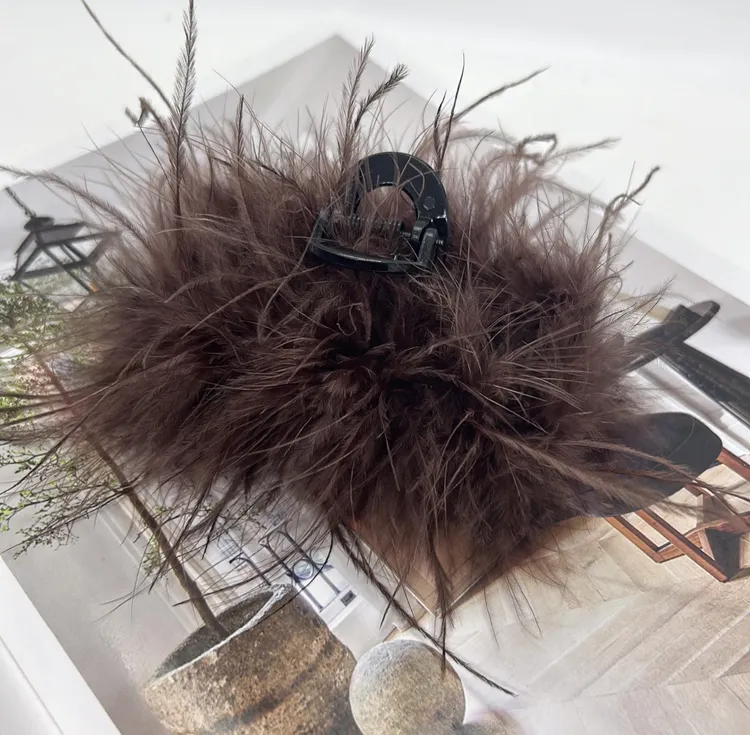 咖色超仙夹子头饰鲨鱼夹羽毛抓夹高级感鸵鸟毛发夹后脑勺L004