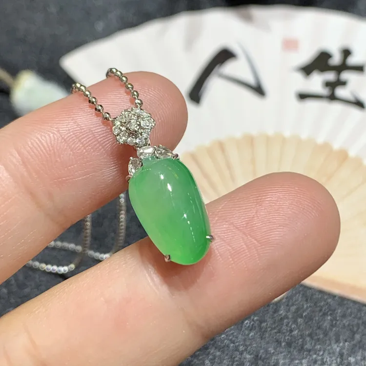 18k金天然A货翡翠精品甜绿福瓜吊坠