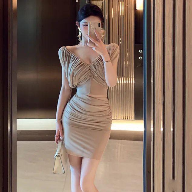 V领背心连衣裙女富家千金轻奢高级感御姐范气质收腰包臀裙两件套