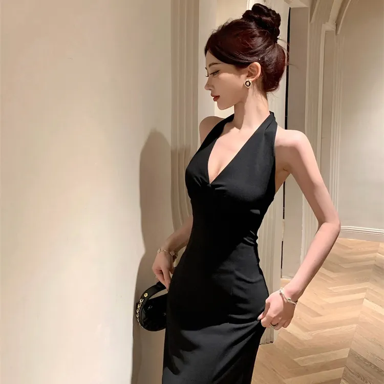 黑色露背开叉挂脖连衣裙女夏赫本风高级感小礼裙修身显瘦性感长裙