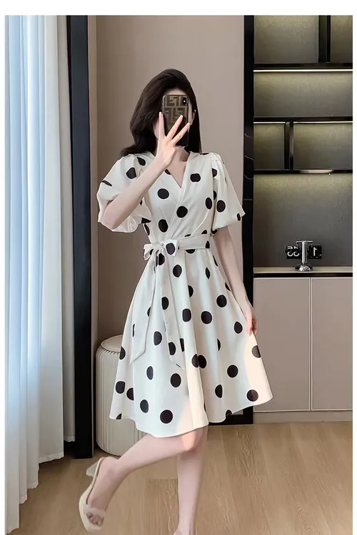赫本风2024夏季新款波点宽松连衣裙小个子中长款减龄收腰裙子