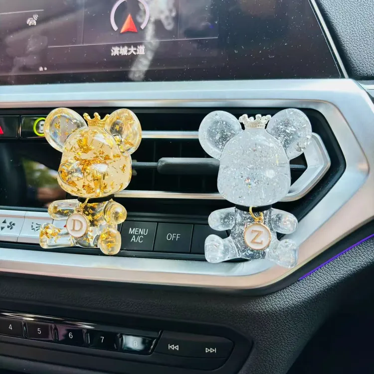 网红车载摆件卡通小熊汽车空调出风口夹香水奔驰汽车饰品摆件女款