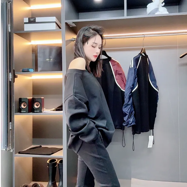 2024秋冬季新款极简休闲风露肩套头休闲卫衣