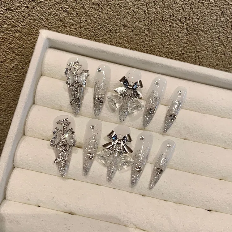 纯手工穿戴甲跳动的雪花渐变灰色丝绒蝴蝶碎钻铃铛高级美甲长款甲