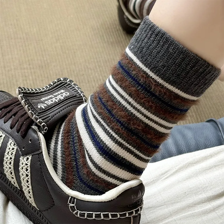 袜子女士2025秋冬新款加绒加厚保暖撞色条纹休闲毛毛袜堆堆中筒袜