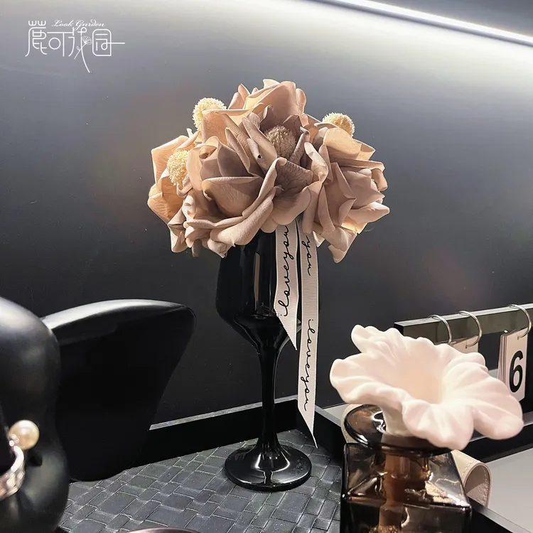 保湿手感仿真玫瑰花搭配黑色高脚杯花瓶装饰客厅橱窗鲜花花艺摆件