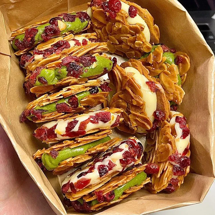 藏零食新款扁桃仁夹心酥蔓越莓抹茶芒果味拉丝牛轧杏仁脆饼干笋1g