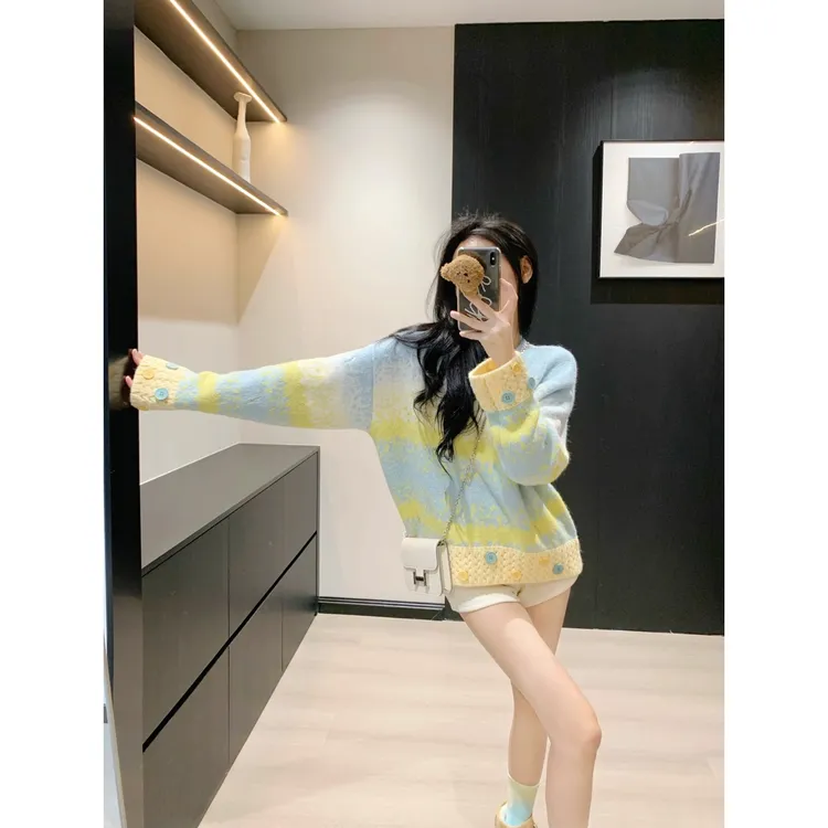 渐变条纹慵懒风毛衣女秋季纽扣破洞针织衫宽松圆领长袖温柔风上衣