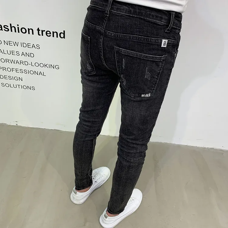 黑色牛仔裤男潮牌刺绣百搭2025新款时尚修身小脚弹力显瘦韩版长裤
