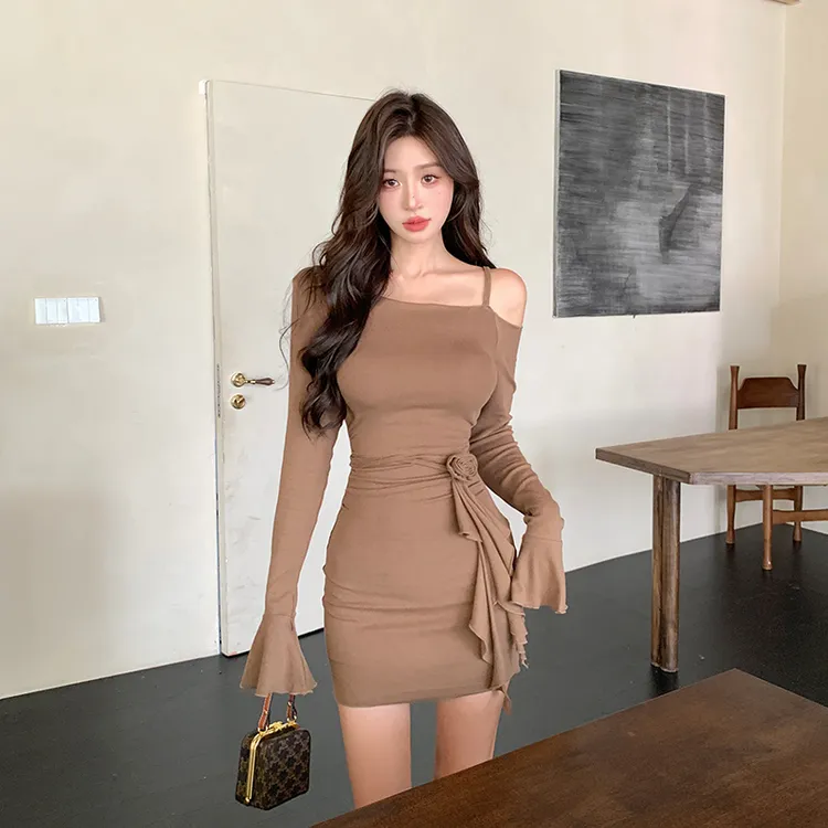 露肩设计感连衣裙女秋季高腰复古喇叭袖简约气质修身短裙百搭时尚