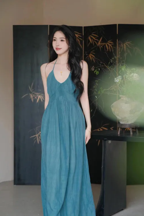 2025春夏季新款女装吊带连衣裙子时尚收腰茶歇褶皱长裙气质性感