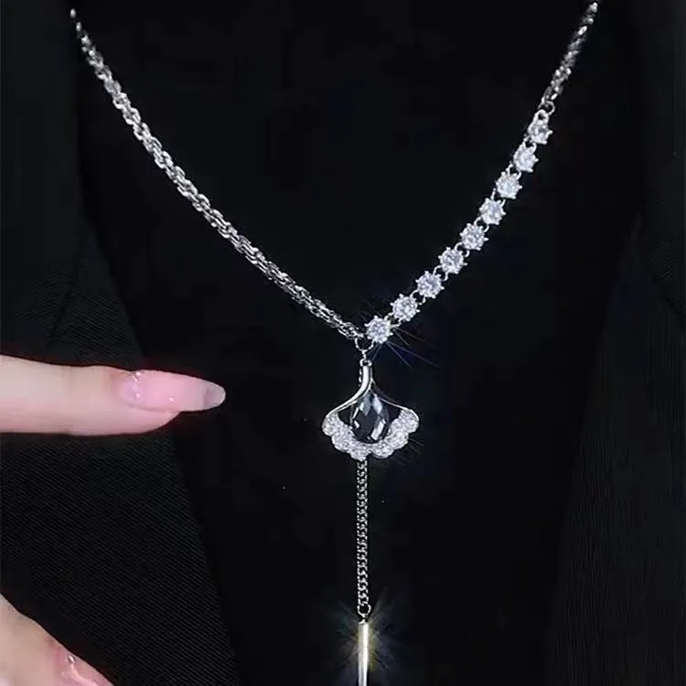 钛钢项链 五金女孩秋冬饰品时尚百搭银杏叶毛衣链锆石项链