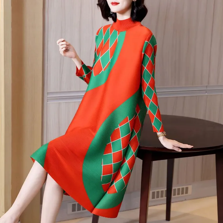 时尚菱格印花褶皱中长款女宽松外穿半高领遮肉连衣裙2025春季新款