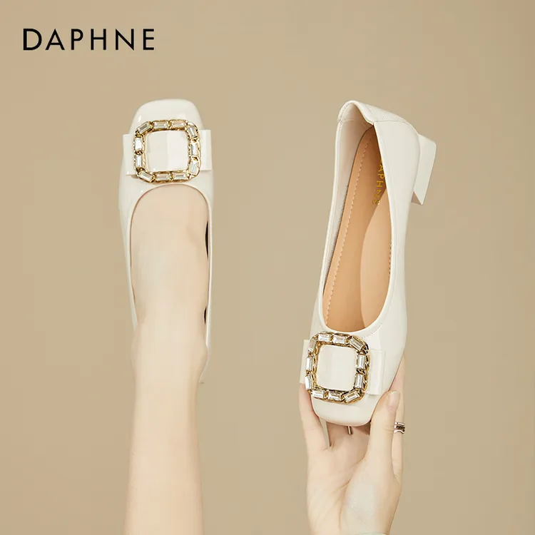 达芙妮米色小皮鞋复古漆皮2025年新款秋季浅口瓢船鞋低跟小跟单鞋