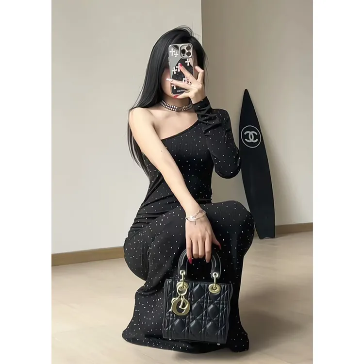 烫钻复古辣妹风斜领露肩设计感长袖连衣裙女秋季新款纯色包臀长裙