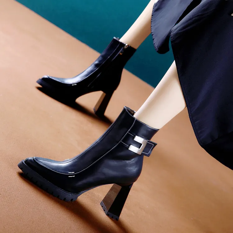 尖头高跟靴子2024秋冬加绒皮带扣防水台马丁靴帅气防滑粗跟短靴女