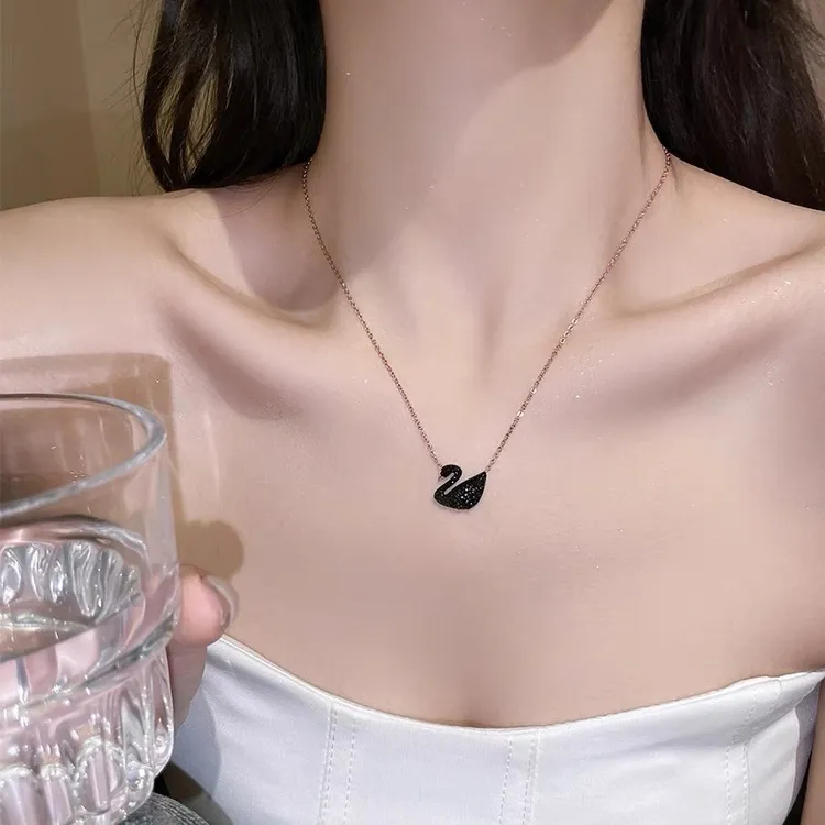 玫瑰金黑天鹅项链女钛钢锁骨链气质百搭黑色水晶吊坠