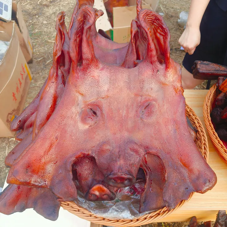 广西罗城甘蔗腊肉烟熏腊猪头肉整个出售平均每个2-4斤新鲜