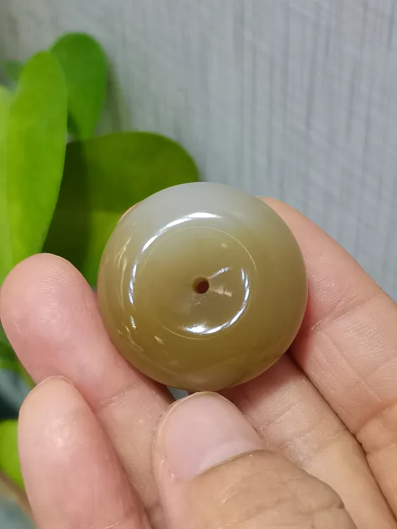 和田玉新店开业红糖平安扣玉质油润细腻，饱满顺畅。