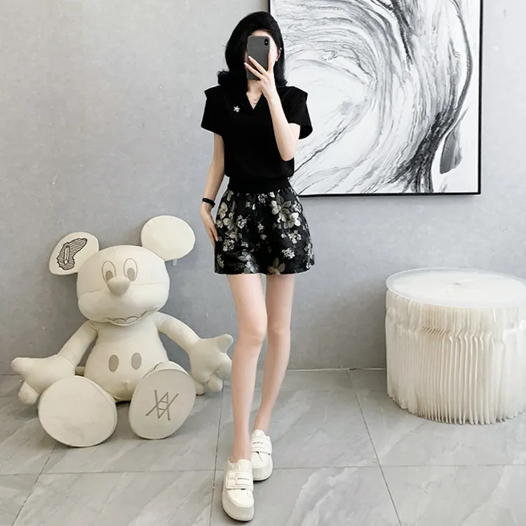 薏丝妮欧货休闲运动套装女夏修身显瘦V领短袖上衣提花短裤两件套