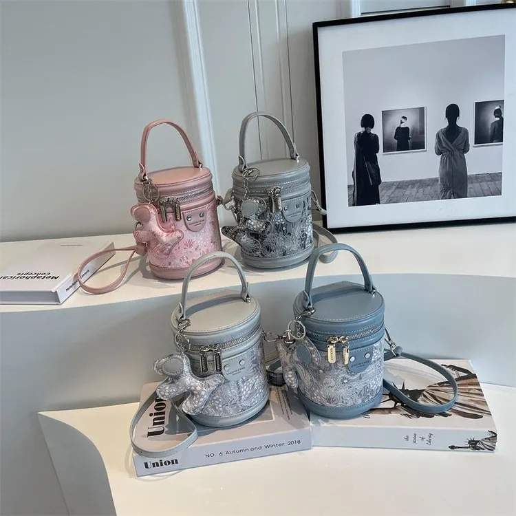 时尚潮流pu印花水桶包斜挎包腋下包休闲洋气通勤百搭圆形单肩包