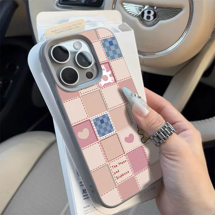 粉白格子熊适用苹果16/15手机壳iPhone14promax13荔枝纹12软胶11P
