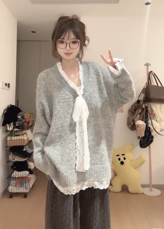 中长款新款温柔风蕾丝拼接针织衫ins甜美毛衣女V领宽松设计感上衣