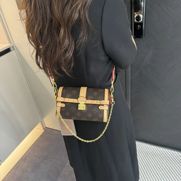 MONICA KIKI/莫妮卡奇奇轻奢百搭女士包邮差包新款时尚