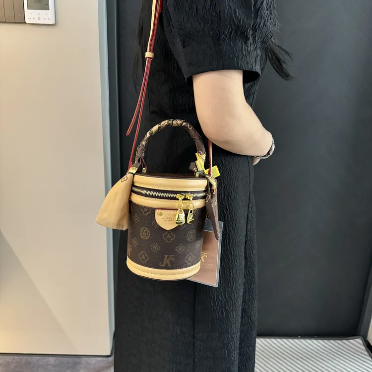 MONICA KIKI/莫妮卡奇奇轻奢女士包潮流新款圆筒时发财桶
