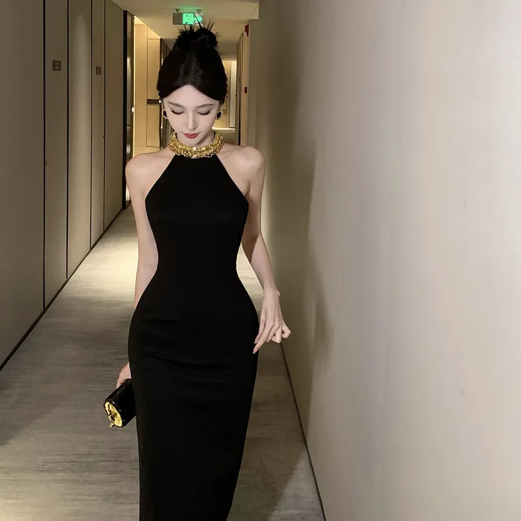 黑色晚礼服女2025新款高级感轻奢名媛气质重工挂脖无袖包臀连衣裙