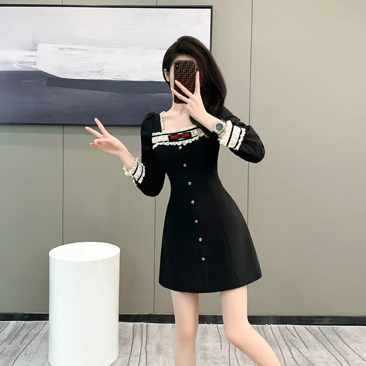 设计感法式气质长袖连衣裙女秋冬季富家千金方领裙子赫本风小黑裙