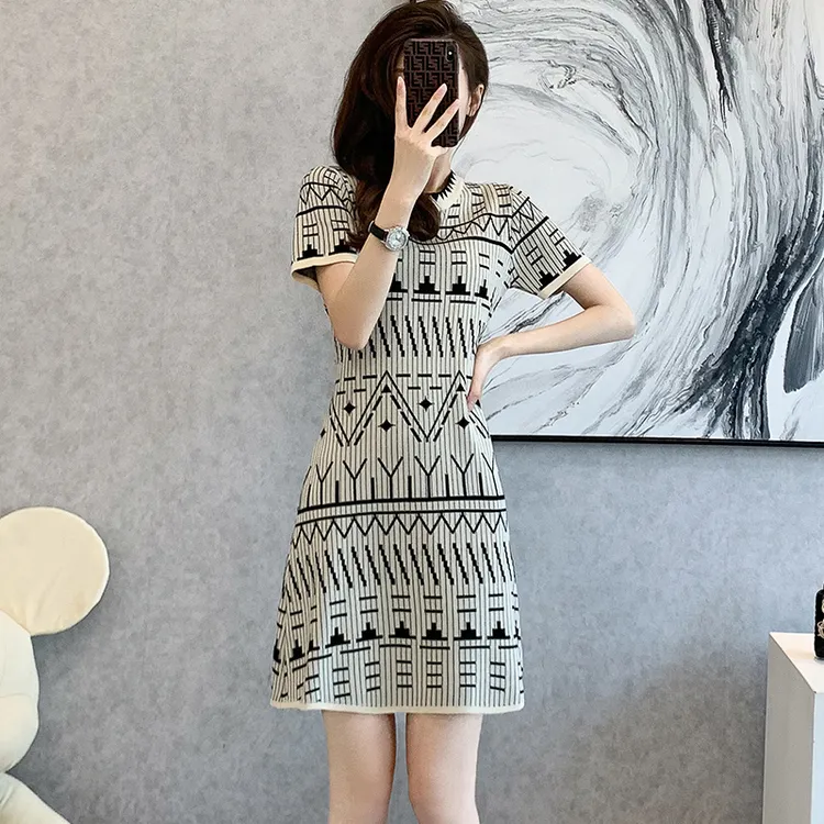 小香风巨显瘦几何短袖针织连衣裙女2024夏季设计感高腰显瘦A字裙