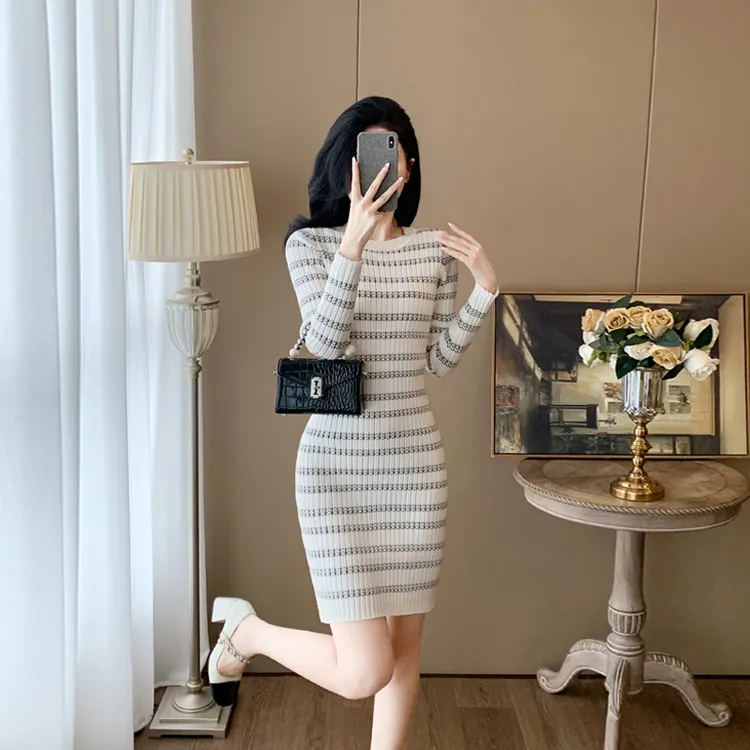 小香风长袖条纹针织连衣裙女秋冬季修身包臀裙外穿圆领毛衣打底裙